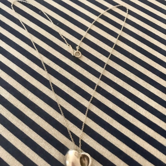 Vintage Bean Sterling Silver heart 16 inch chain. Solid heart, not hollow.? - Picture 2 of 5